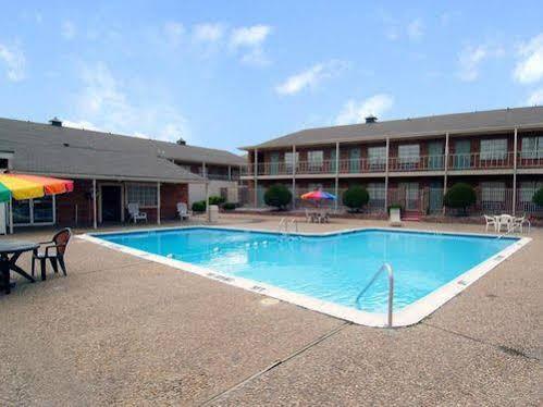 Americas Best Value Inn And Suites North Farmers Branch Exterior photo